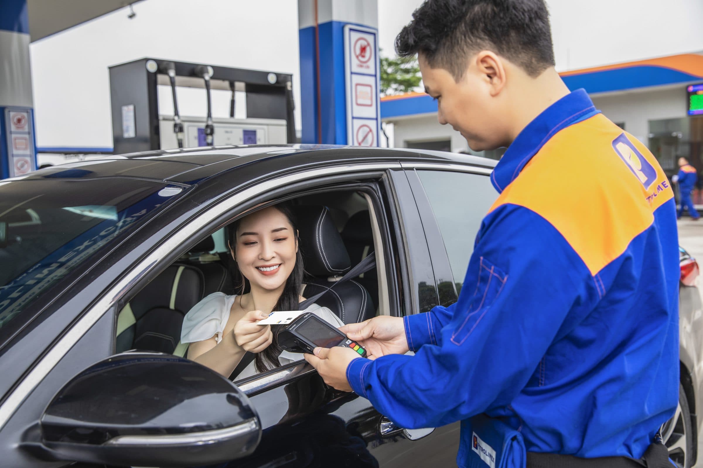 Nhân viên Petrolimex phục vụ khách hàng tại cửa hàng xăng dầu