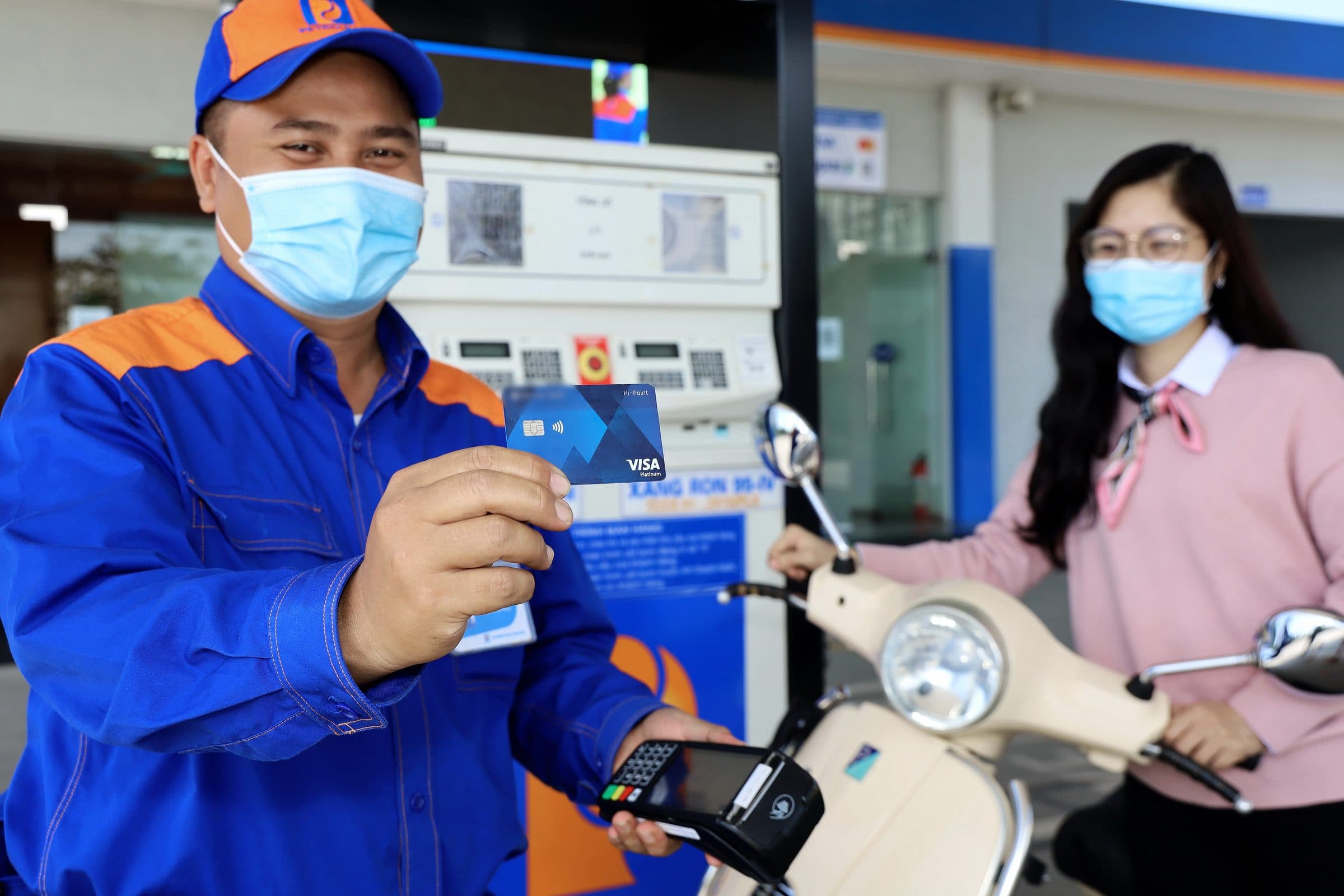Nhân viên Petrolimex phục vụ khách hàng